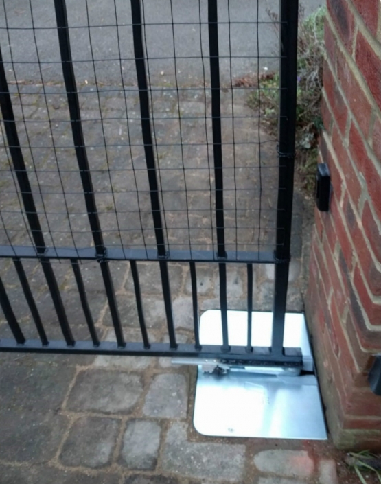 Swing gate connected to underground gate motor